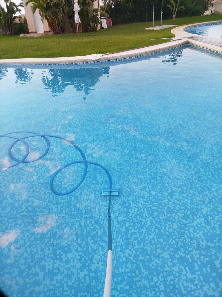 limpieza y puesta a punto de piscina comunitaria en Alicante