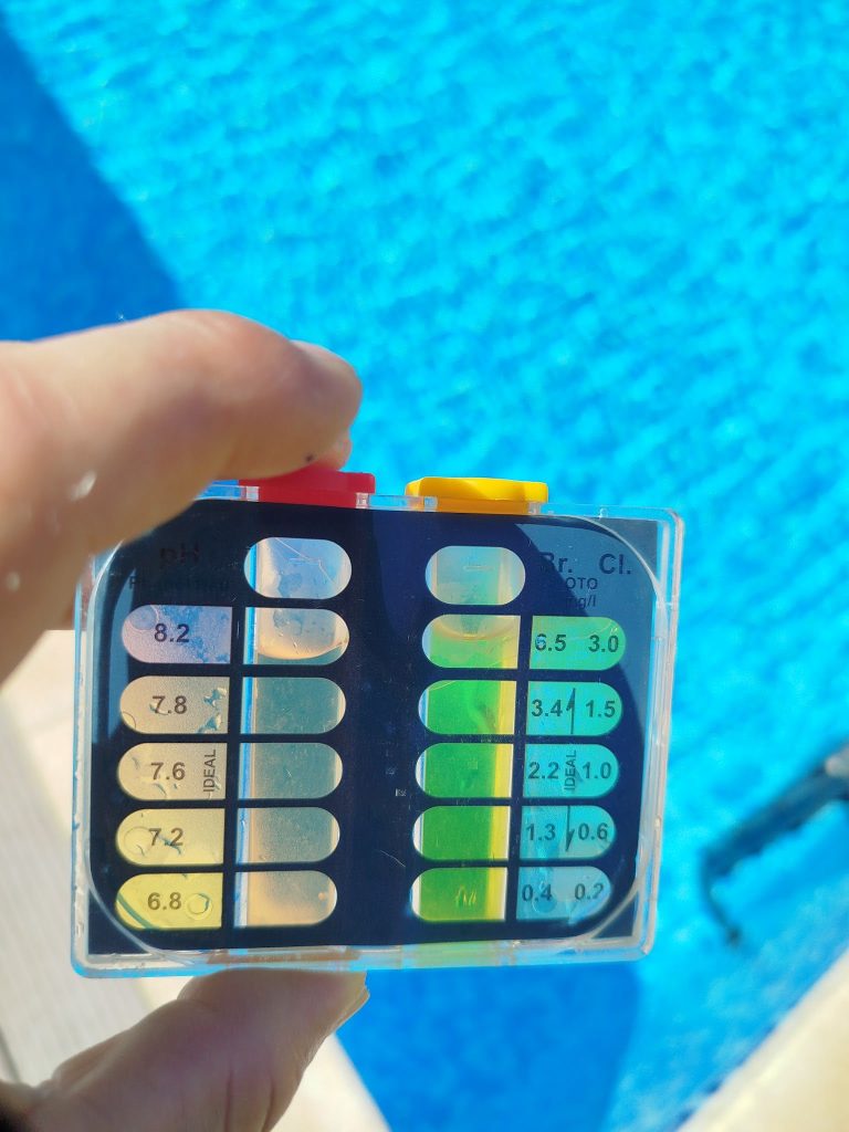 cloración y control de pH de piscina comunitaria en Alicante