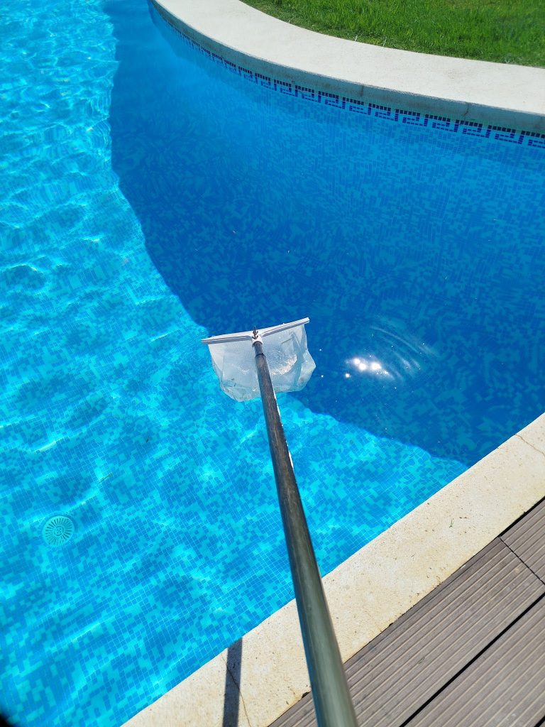 limpieza de piscina comunitaria en Alicante